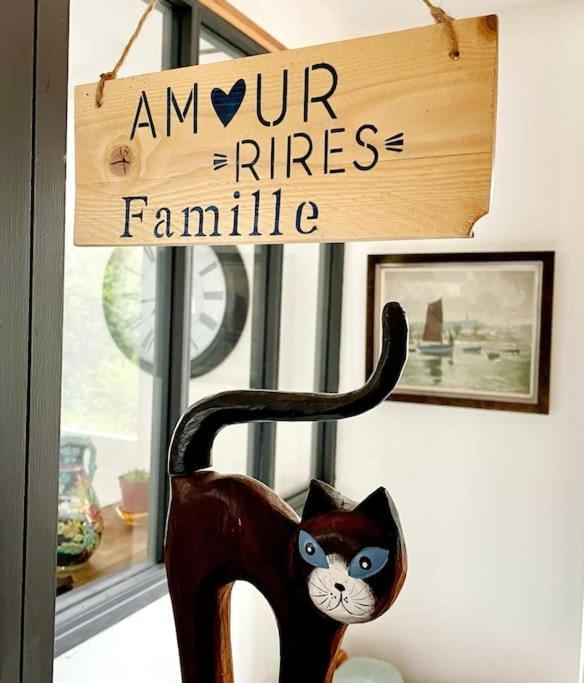 L'Amour, Le Rire Et La Famille Hillion Exterior photo